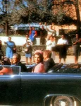 Președintele John F. Kennedy și soția sa, Jacqueline, în Dallas, înainte de atentatul fatal (© Robert Croft / Wikimedia Commons) 