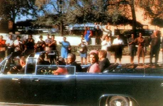 Președintele John F. Kennedy și soția sa, Jacqueline, în Dallas, înainte de atentatul fatal (© Robert Croft / Wikimedia Commons) 