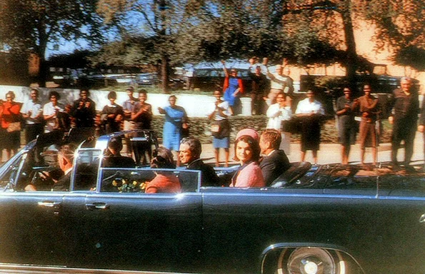 Președintele John F. Kennedy și soția sa, Jacqueline, în Dallas, înainte de atentatul fatal (© Robert Croft / Wikimedia Commons) 