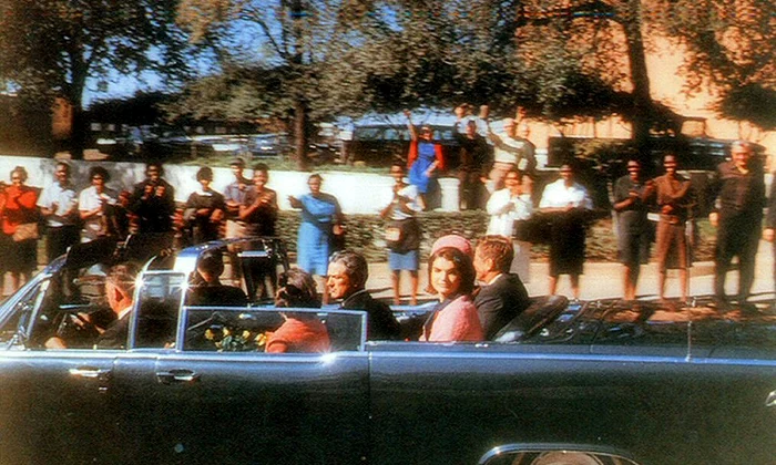 Președintele John F. Kennedy și soția sa, Jacqueline, în Dallas, înainte de atentatul fatal (© Robert Croft / Wikimedia Commons) 