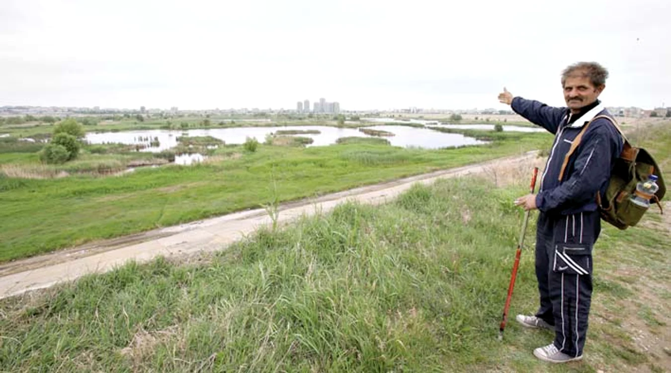 Specialiştii vor ca groapa  de 190 de hectare să fie  declarată rezervaţie naturală (fotografii: Florin Şuler)