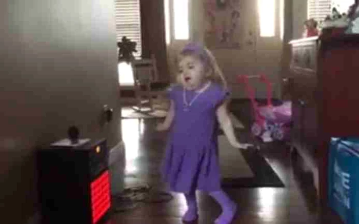 
    Fetiţa dansează şi cântă ca o divăcaptură video  