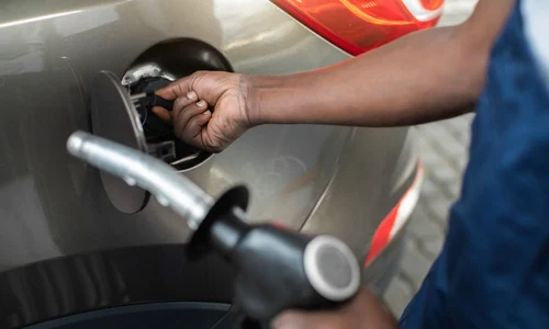 combustibili alimentare benzina motorina pompa foto shutterstock