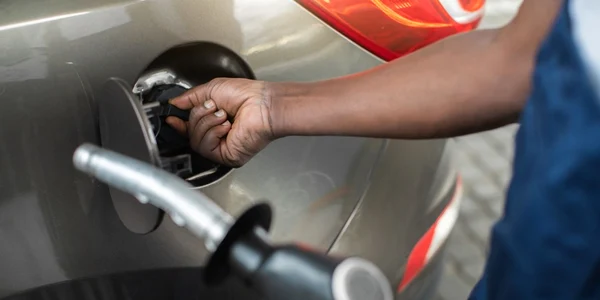 combustibili alimentare benzina motorina pompa foto shutterstock