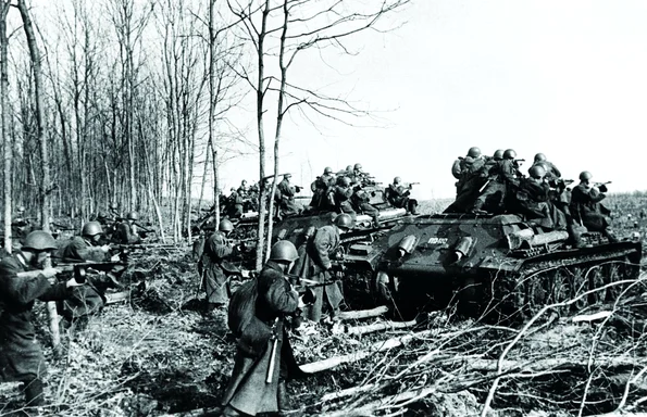 Tancurile sovietice, sprijinite de infanterie, înaintează spre vestul Europei (© Getty Images)