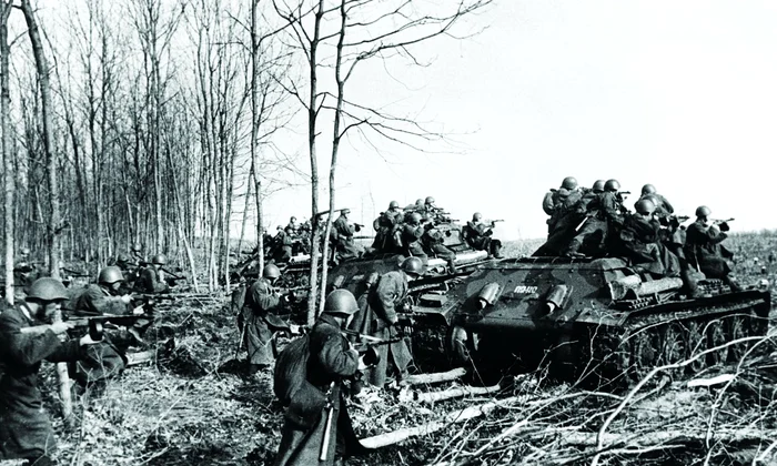 Tancurile sovietice, sprijinite de infanterie, înaintează spre vestul Europei (© Getty Images)