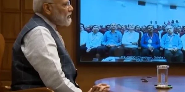 Premierul indian Narendra Modi urmarind un test de racheta antisatelit alaturi de un grup de oameni de stiinta FOTO Captura YouTube/Hindustan Times