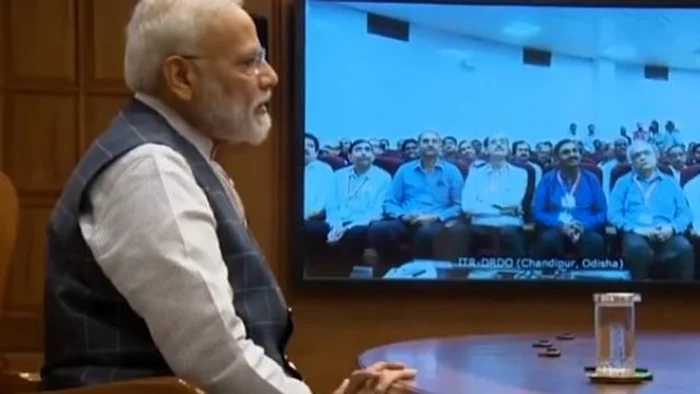 Premierul indian Narendra Modi urmărind testul de rachetă antisatelit alături de un grup de oameni de ştiinţă Captură YouTube/Hindustan Times