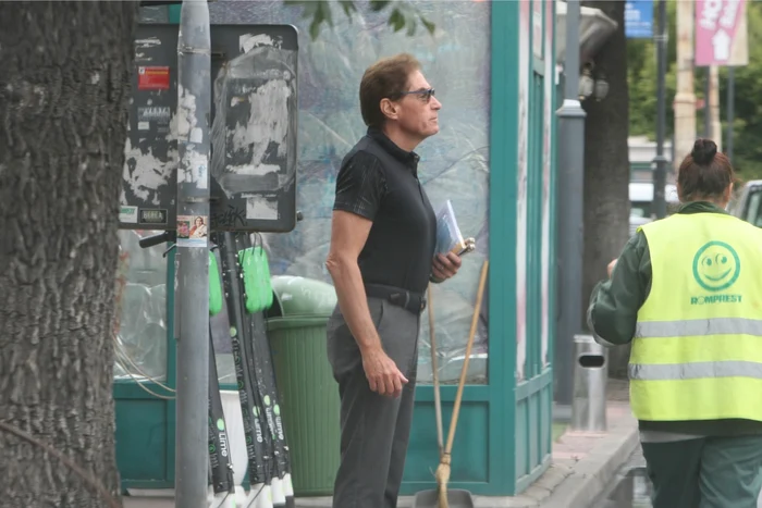 Petre Roman, surprins pe străzile din București