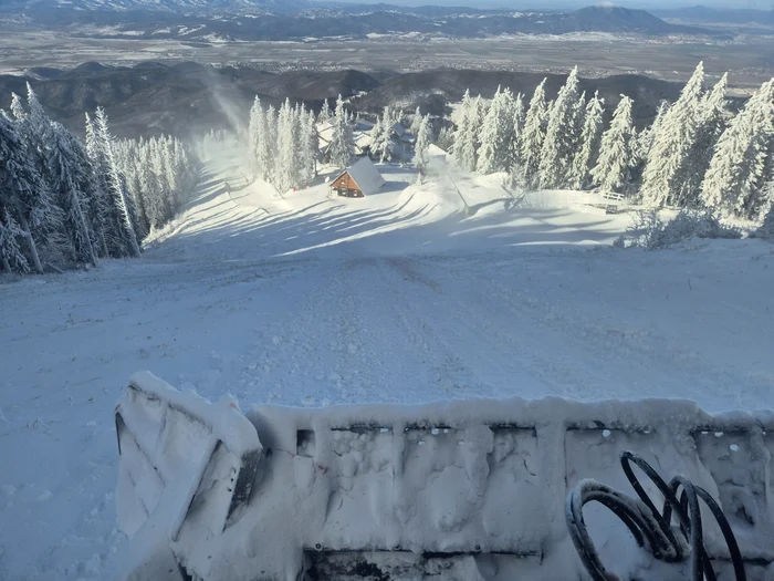 Pârtiile din Poiana Braşov rămân închise, din cauza vijeliei. FOTO: Facebook/Primaria Braşov