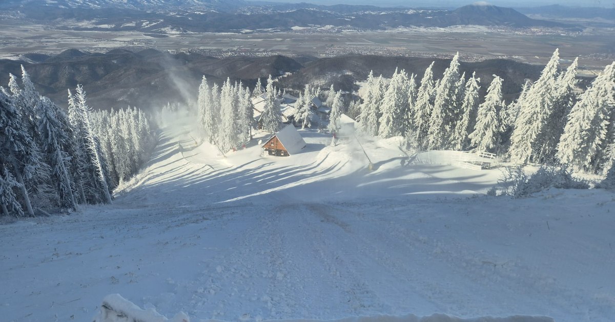 Pârtiile din Poiana Brașov închise din cauza vântului puternic care a distrus zăpada artificială