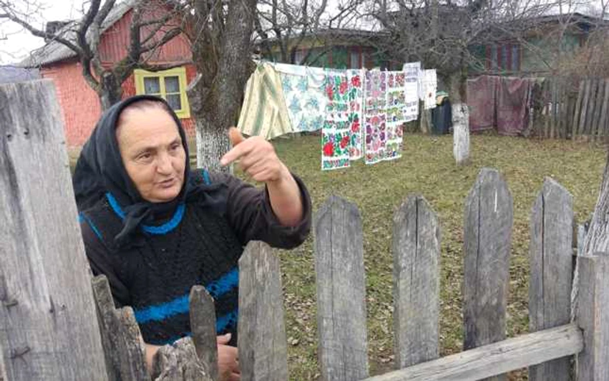 Doamna Alexandrina, iubitoare a portului şi tradiţiilor româneşti, spune că nu a lipsit niciodată de la vot
