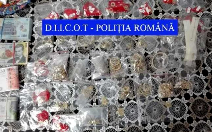 Aur şi bani au fost ridicaţi din casa soţului judecătoare FOTO DIICOT