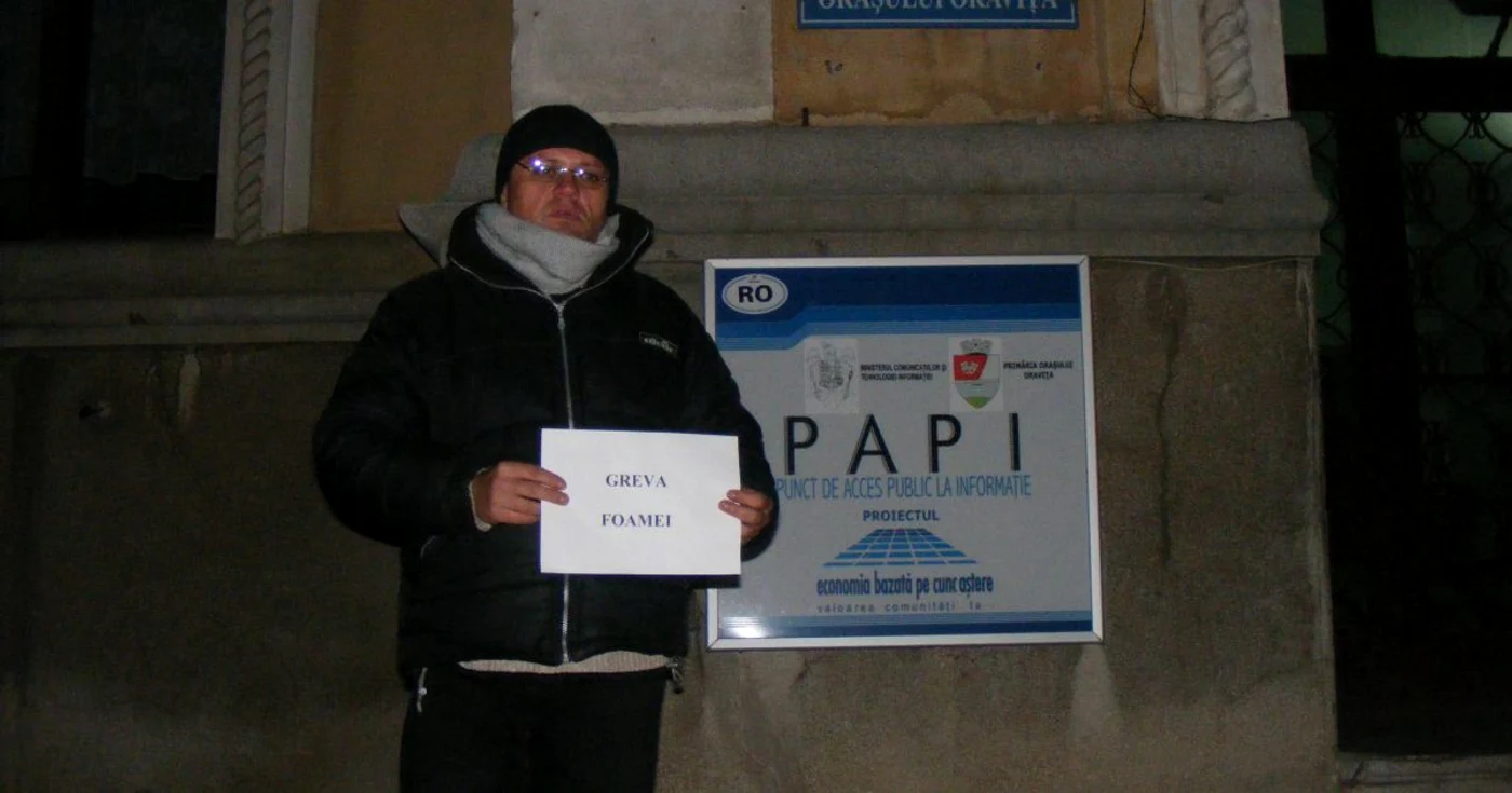 Interlopul sârb a stat zi și noapte în fața Primăriei Oravița