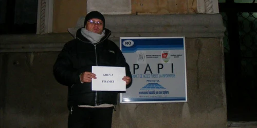 Interlopul sârb a stat zi și noapte în fața Primăriei Oravița