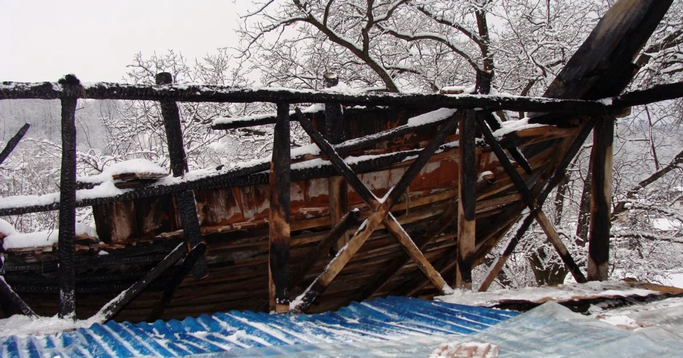 Flacarile au distrus acoperisul unei vile in cosntructie (foto arhiva)