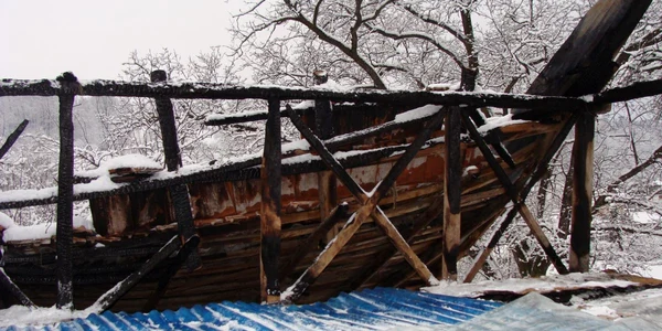 Flacarile au distrus acoperisul unei vile in cosntructie (foto arhiva)