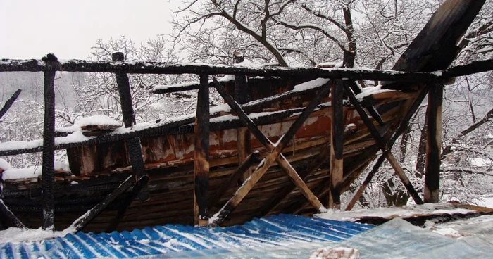 Flacarile au distrus acoperisul unei vile in cosntructie (foto arhiva)
