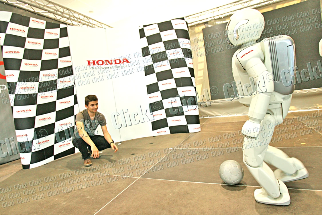 ASIMO a şutat ca un  adevărat profesionist.  Balans pe un picior, şut şi gol