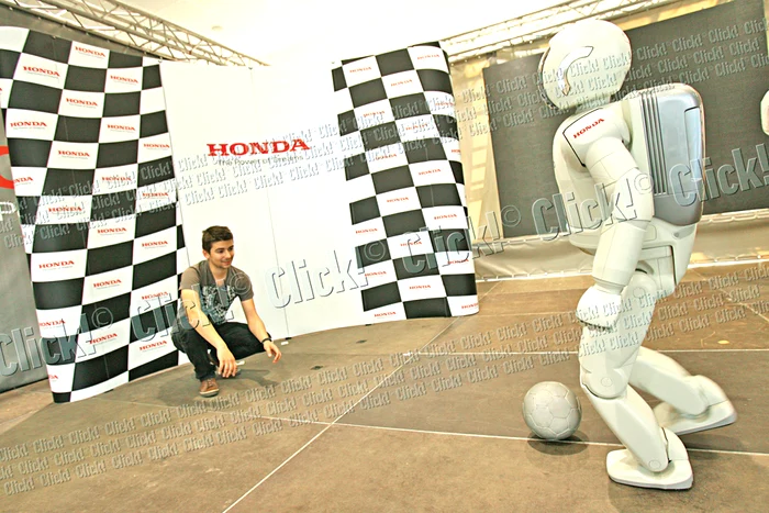 ASIMO a şutat ca un adevărat profesionist. Balans pe un picior, şut şi gol