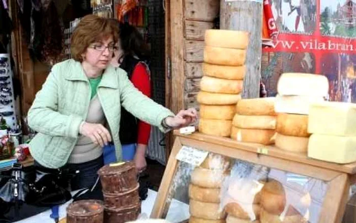 Branza se vinde direct la tarabă îndiferent de temperatura de afară. FOTO Arhivă.