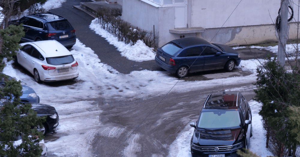 Zeci de buzoieni și-au rupt mâinile și picioarele după ce au căzut pe gheață VIDEO