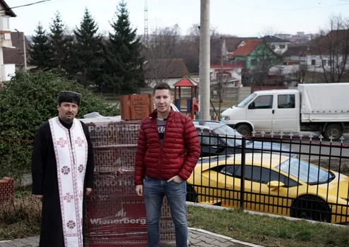 Preotul Ciprian Creangă şi Vlad Stoica - unul dintre donatorii campaniei pentru înfiinţarea unui centru social în Sibiu Foto Adevărul - credit Ciprian Creangă