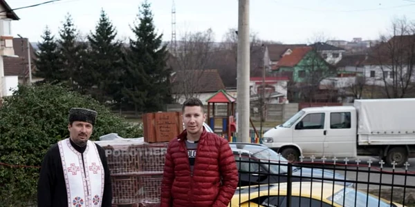 Preotul Ciprian Creangă şi Vlad Stoica - unul dintre donatorii campaniei pentru înfiinţarea unui centru social în Sibiu Foto Adevărul - credit Ciprian Creangă