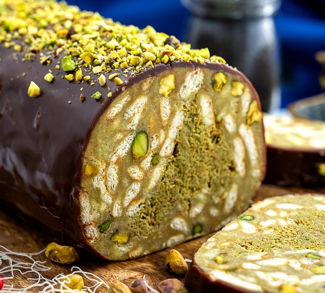 Salamul de biscuiți Dubai cu cremă de fistic și umplutură crocantă de kataif. „Este o minunăție”, spune Jamila Cuisine