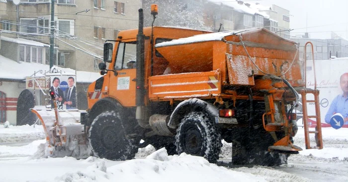Utilajele de deszăpezire muncesc, însă multe drumuri sunt în continuare blocate. FOTO: Vali Silaghi