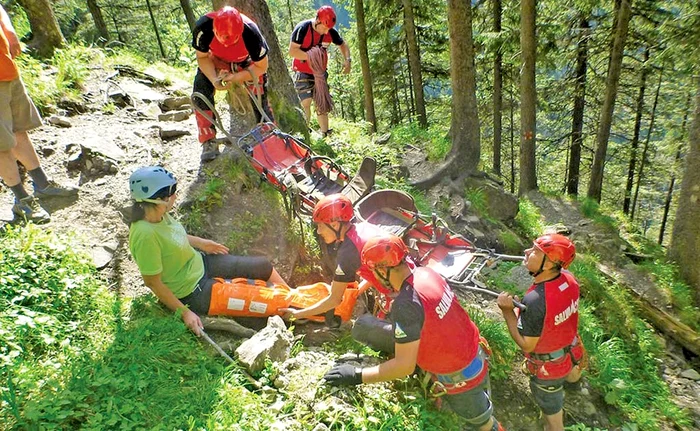 
    Salvamontiştii i-au imobilizat nemţoaicei piciorul şi au transportat-o pe targăFoto: Salvamont Neamt  
