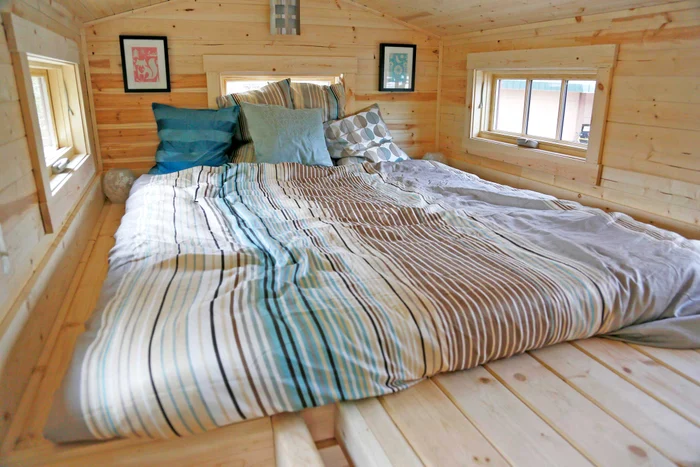 Dormitorul este dotat cu un pat de mijloc foarte încăpător