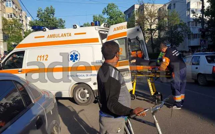 Femeia a fost transportată cu ambulanţa la spital  Foto Iulian Bunilă