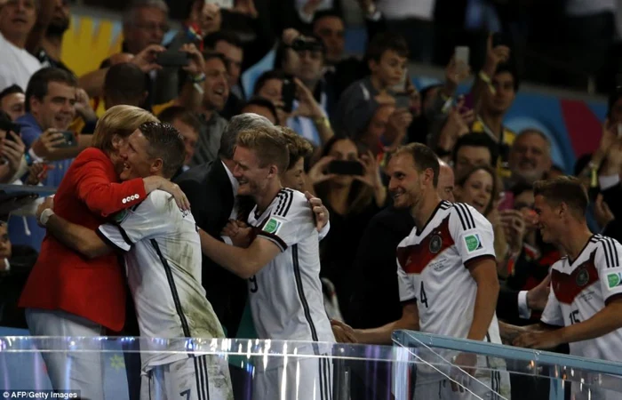 Merkel i-a felicitat pe jucătorii germani după succesul cu Argentina FOTO Getty Images