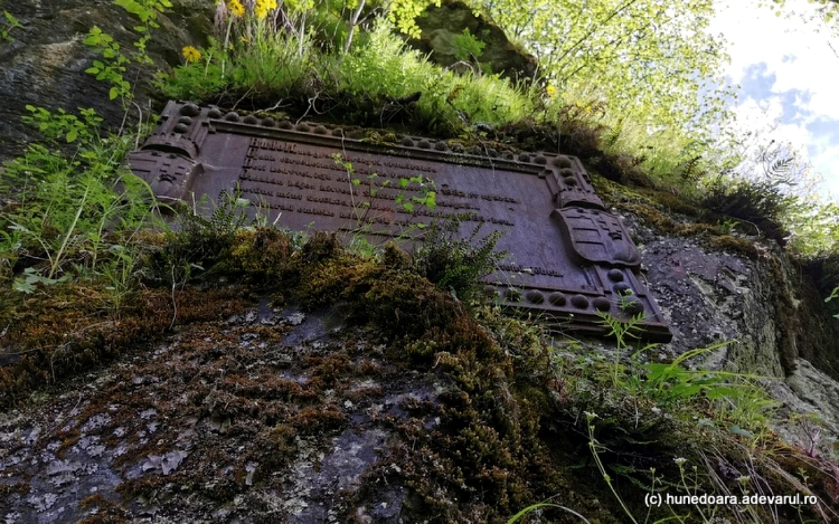 monumentul printului rudolf din retezat foto daniel guta adevarul