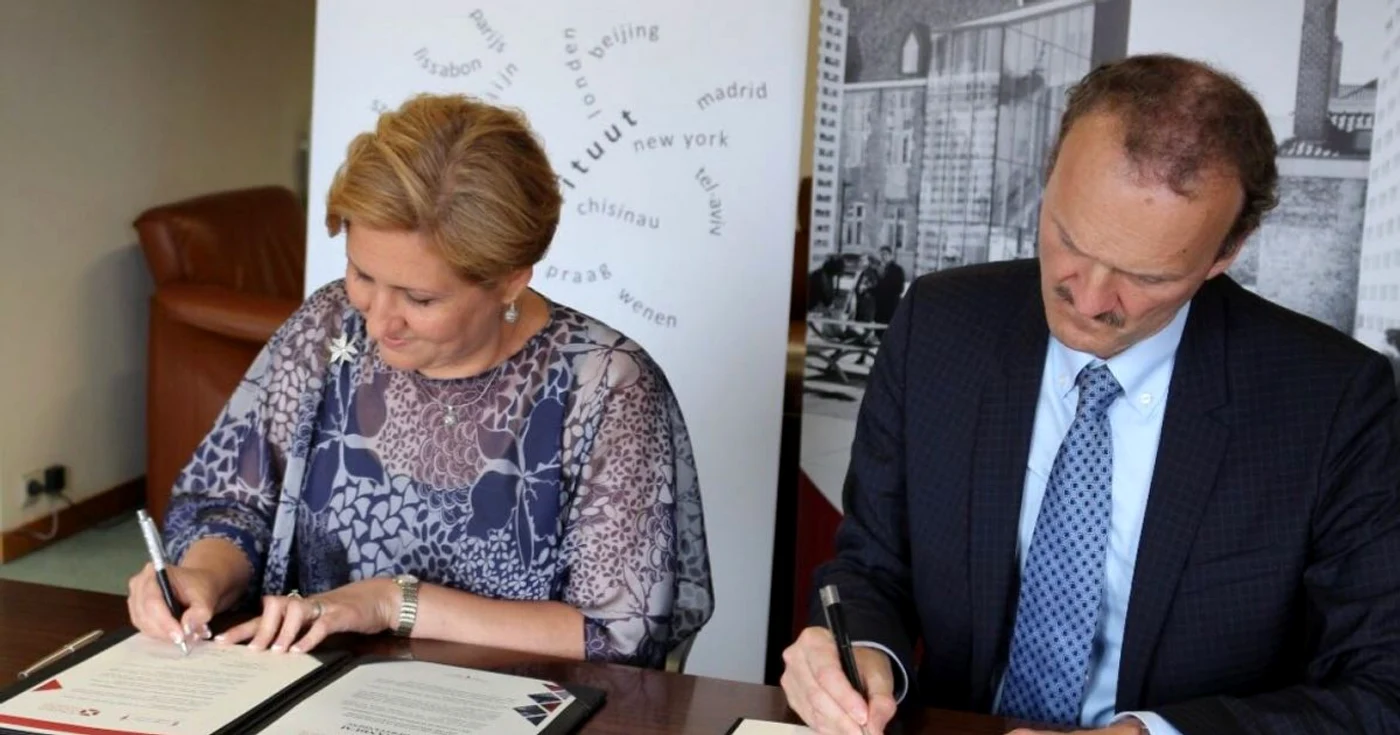 Liliana Ţuroiu şi Jörg Monar, semnând Memorandumul de înţelegere FOTOGRAFII: ICR Bruxelles