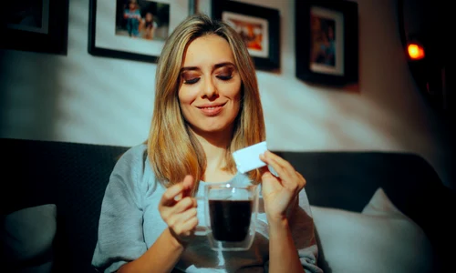 O femeie bea ceai - indulcitor artificial FOTO Shutterstock 