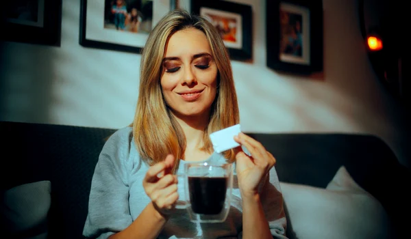 O femeie bea ceai - indulcitor artificial FOTO Shutterstock 