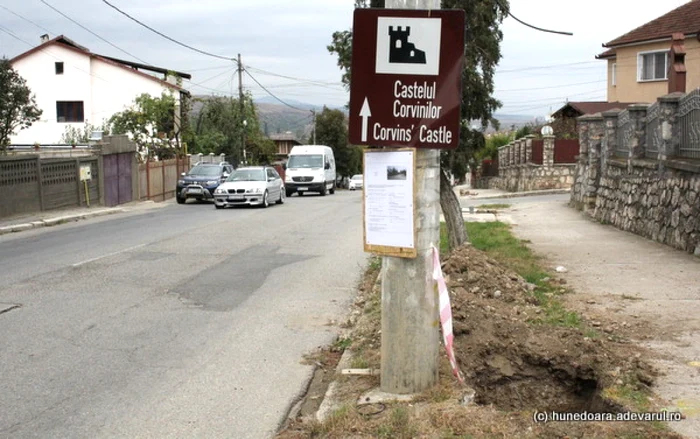 Şoseaua Hunedoara - Călan, la ieşire din Hunedoara. FOTO: Daniel Guţă. ADEVĂRUL.