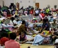 FOTO Profimedia - Persoane evacuate din zonele de frontieră se adună la un centru de evacuare din Thailanda