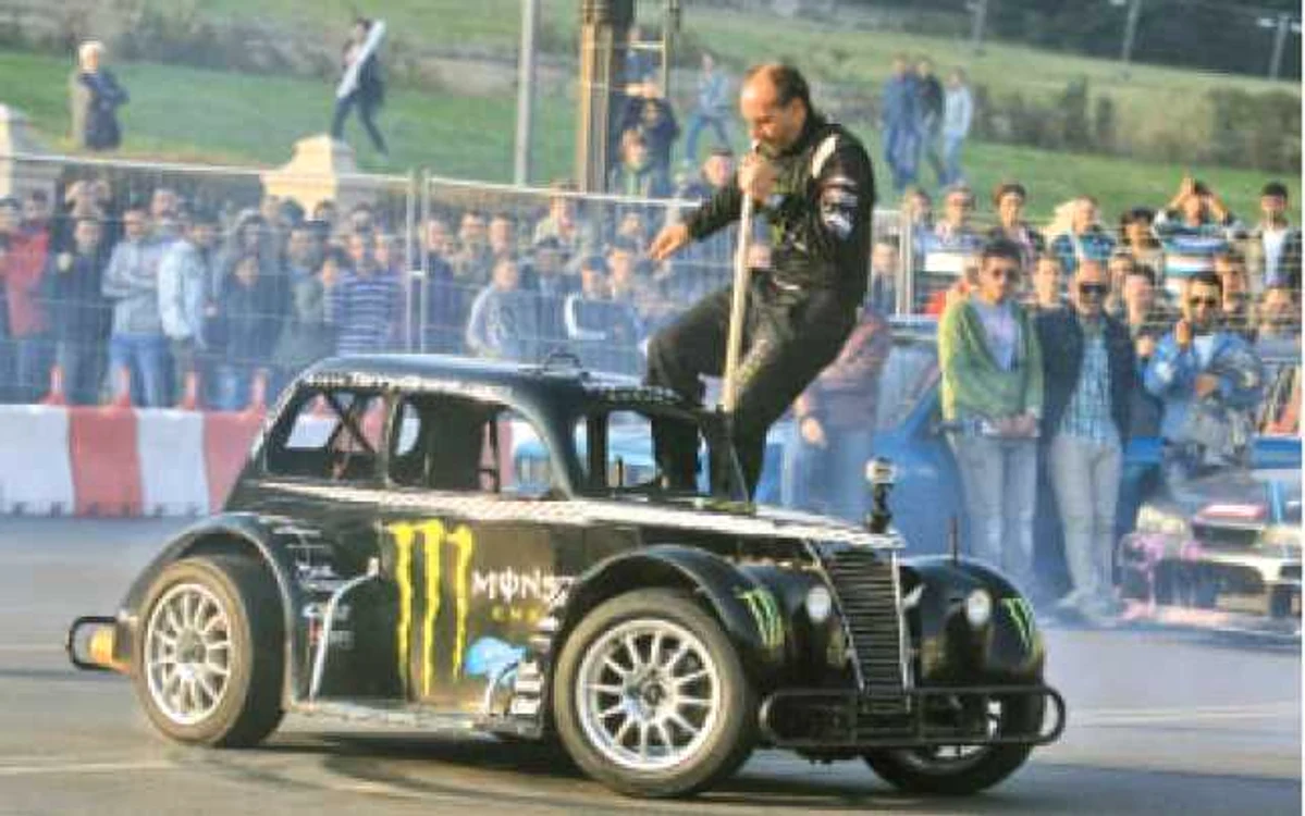 Grant s-a jucat cu o maşină model englezesc şi a demonstrat că se poate conduce de pe capotă