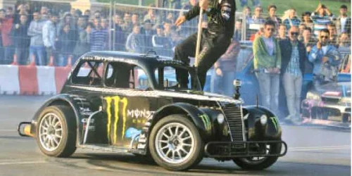 Grant s-a jucat cu o maşină model englezesc şi a demonstrat că se poate conduce de pe capotă