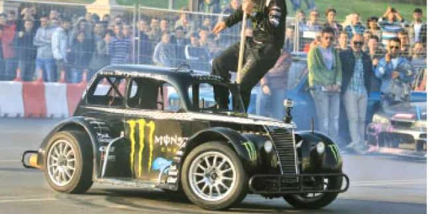 Grant s-a jucat cu o maşină model englezesc şi a demonstrat că se poate conduce de pe capotă