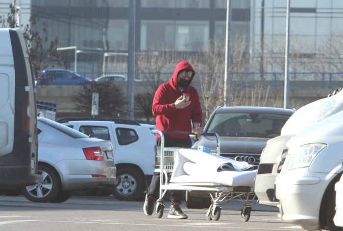 Liviu Vârciu a ieșit încărcat de la cumpărături Sursa: Click! 