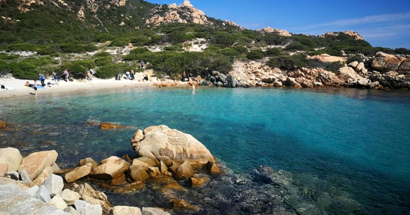 Una dintre insuliţele nelocuite din arhipeleagul La Maddalena, perfecte pentru o baie: Spargi. Fotografii: Anca Vancu
