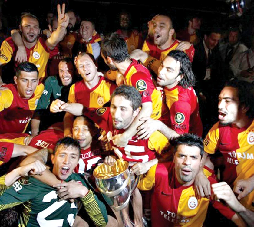 
    Fotbaliştii lui Terim  sărbătoresc câştiga- rea campionatului  