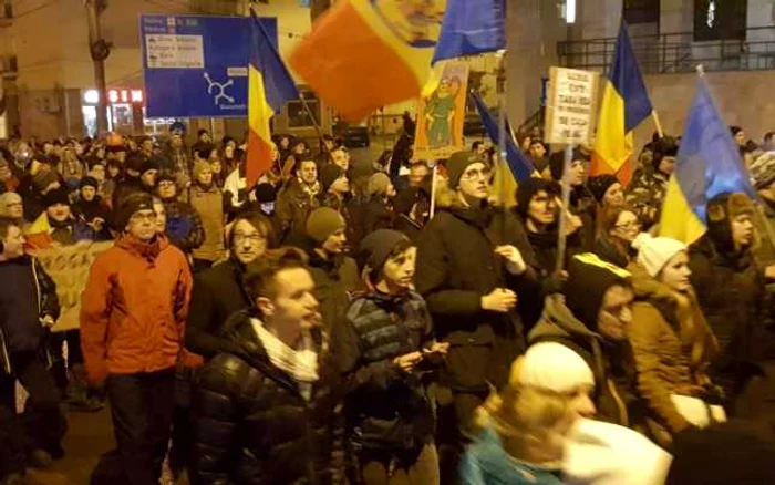 Circa 5.000 de sibieni protestează în centrul oraşului. FOTO: Traian Deleanu