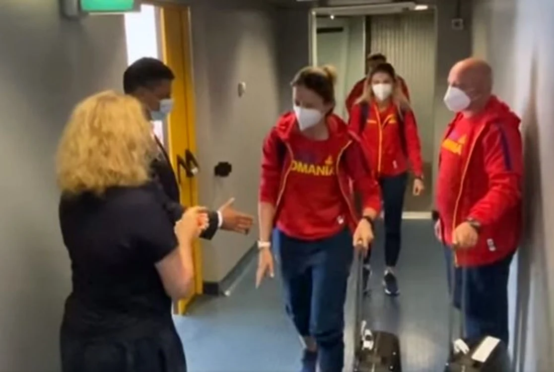 La întoarcerea de la Tokyo, Ana-Maria Brânză l-a lăsat cu mâna întinsă pe ministrul Eduard Novakfoto: captură video