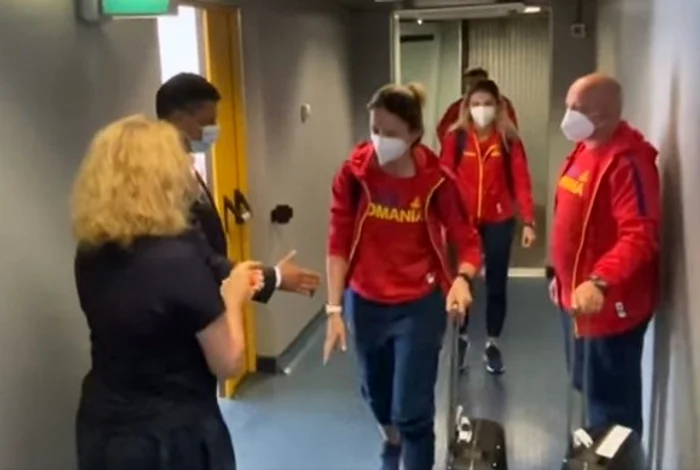 La întoarcerea de la Tokyo, Ana-Maria Brânză l-a lăsat cu mâna întinsă pe ministrul Eduard Novakfoto: captură video