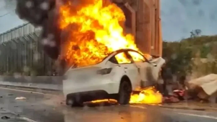 Vehiculul a luat foc în urma impactului FOTO X